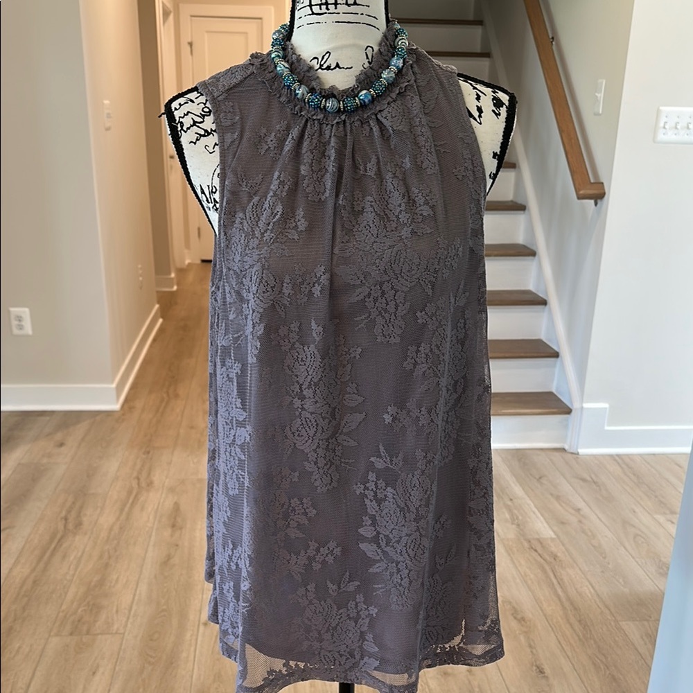 Elegant Lace Sleeveless Top - Gray